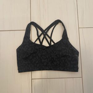 Lululemon sports bra, only worn a few times! Size 10!
